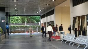 Sebanyak empat orang yang ditangkap Komisi Pemberantasan Korupsi (KPK) dalam operasi tangkap tangan (OTT) di Semarang, Jawa Tengah (Jateng) tiba di Gedung Merah Putih KPK, Jakarta Selatan, Rabu, 12/4/2023 | Merinda Faradianti/forumkeadilan.com