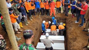 Petugas mengevakuasi mayat korban pembunuhan dukun Slamet. | ist