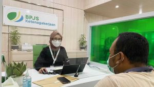 Karyawati Badan Penyelenggara Jaminan Sosial (BPJS) Ketenagakerjaan atau BP Jamsostek melayani nasabah. | Ist