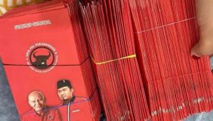 Bagi-bagi amplop kepada jamaah masjid yang dilakukan anggota Fraksi PDIP sekaligus Ketua Banggar DPR Said Abdullah dan Ketua DPD PDIP sekaligus Bupati Sumenep Achmad Fauzi. | Ist