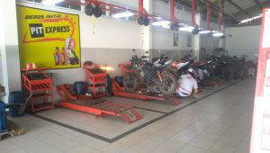 Bengkel resmi AHASS ramai pelanggan, Rabu, 19/4/2023