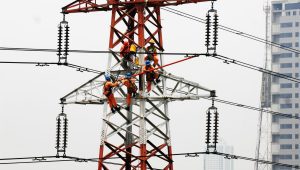 Petugas PLN sedang melakukan pemeliharaan sistem kelistrikan. | dok. PLN