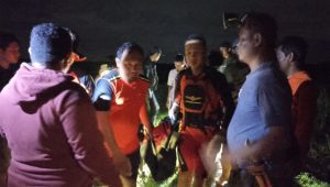 Tim SAR mengevakuasi jasad nelayan yang tenggelam di sungai Lampung. | Basarnas