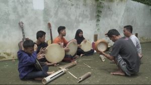 Sejumlah anak-anak dan remaja berlatih kesenian musik tradisional untuk program Resital Akhir Pekan yang digagas Kolektif Seni Tubaba. | ist