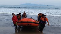 Tim SAR Gabungan melakukan pencarian bocah yang hilang terseret ombak di Pantai Badak, Kecamatan Limau, Tanggamus. | Basarnas Lampung