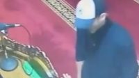 Tangkapan layar video viral seorang bule meludahi imam masjid di Jawa Barat. | Forum Keadilan
