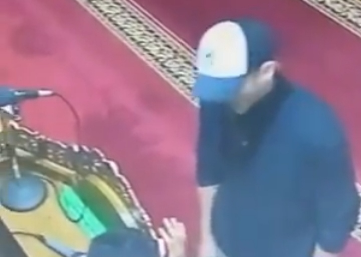 Viral! Imam Masjid di Bandung Diludahi Bule Gegara Putar Murottal Al-Qur’an