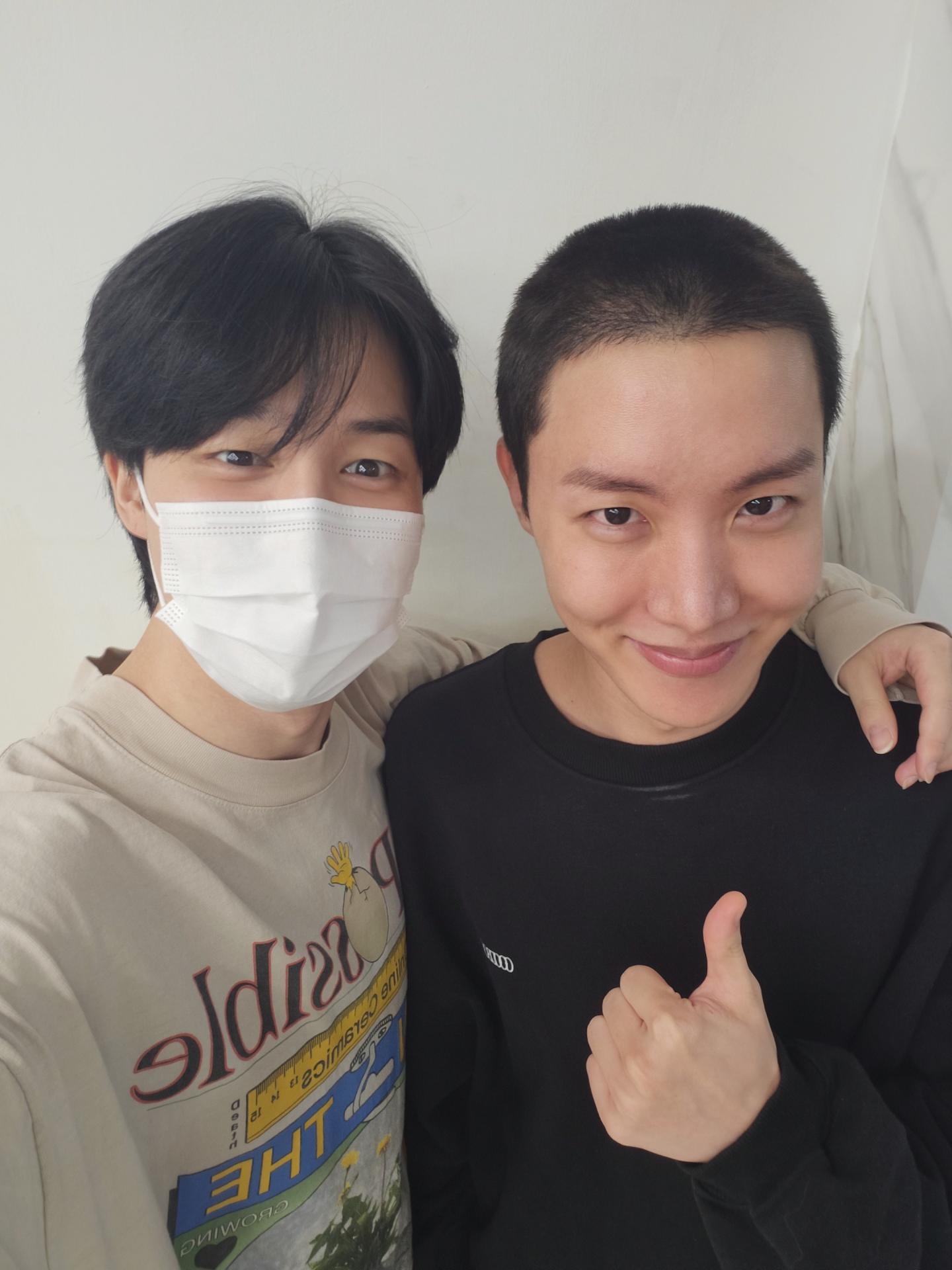 Potret Jimin bersama J-Hope jelang wajib militer | Weverse