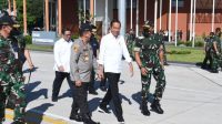 Presiden Joko Widodo saat akan lepas landas dari Lanud Halim Perdanakusuma, Jakarta, menuju Banten, Selasa 11/4/2023. | Dok Sekretariat Presiden