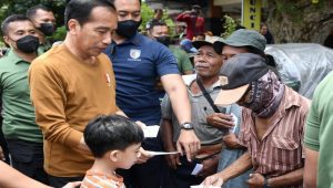 Jokowi dan cucunya, Jan Ethes Srinarendra atau Jan Ethes, membagikan bantuan, sembako, dan kurma kepada para pedagang serta masyarakat yang ada di sekitar pasar. | Biro Pers Sekretariat Presiden