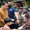 Bersama Jan Ethes, Jokowi Bagi-bagi Sembako di Pasar Surakarta