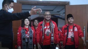 Ketua Umum Dewan Pimpinan Pusat (DPP) Partai Solidaritas Indonesia (PSI) Giring Ganesha (tengah). | Ist