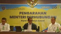 Menteri Perhubungan Budi Karya Sumadi (tengah) saat melakukan pengecekan kesiapan sarana dan prasarana transportasi di Jawa Timur jelang mudik Lebaran 2023. | Humas Kemenhub