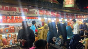 Deretan penjual nasi kapau dengan berbagai macam lauk-pauk menggugah selera di Food Street Kramat, Pasar Senen, Jakarta, Sabtu, 29/4/2023. | Merinda Faradianti/Forum Keadilan