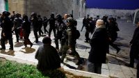 Polisi Israel Serang Masjid Al Aqsa
