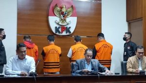 Potret Wali Kota Bandung dan Tersangka Lainnya Usai Ditetapkan KPK Sebagai Tersangka Korupsi