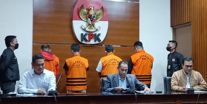 Potret Wali Kota Bandung dan Tersangka Lainnya Usai Ditetapkan KPK Sebagai Tersangka Korupsi