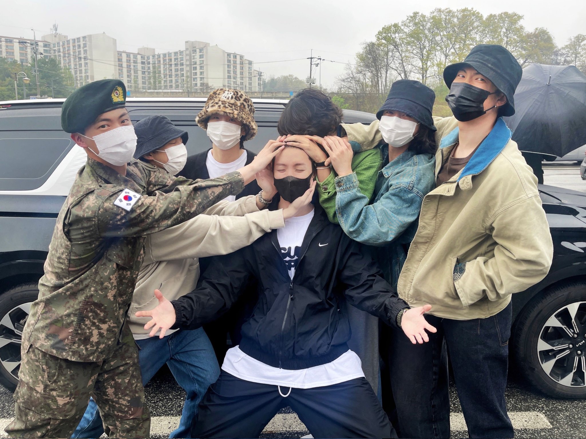 Potret member BTS Antar J-Hope wamil