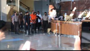 Rafael Alun Kenakan Rompi Tahanan KPK