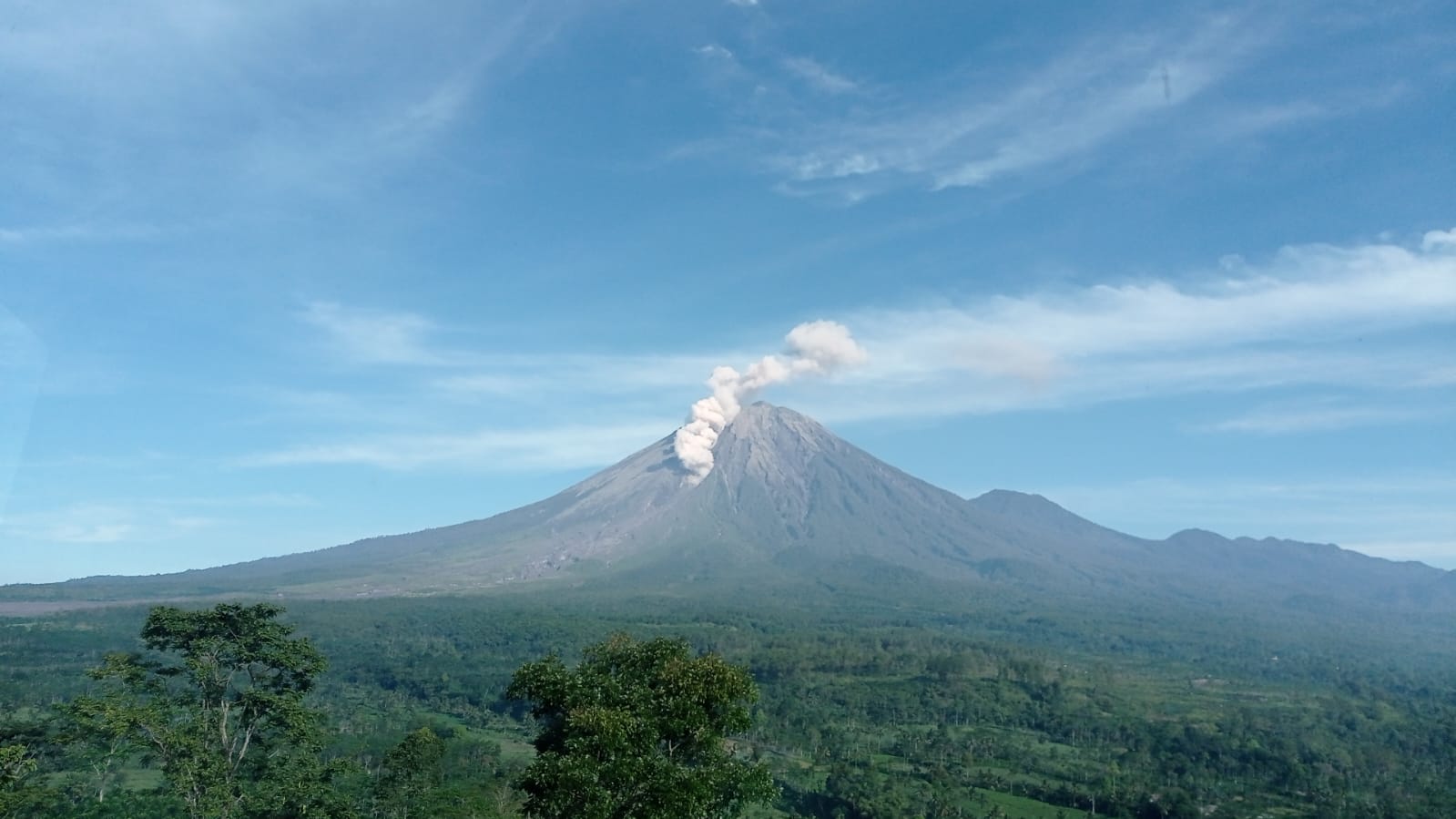 Gunung Semeru Luncurkan Awan Panas Sejauh 1,5 Kilometer