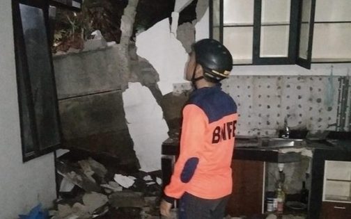 Tanah Longsor, 2 Rumah di Pamulang Tangsel Rusak Berat