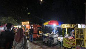 Berburu takjIl di alun-alun Kota Bekasi