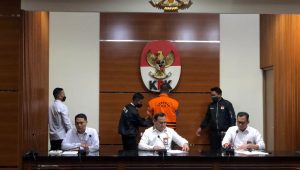 Rafael Alun Trisambodo kenakan rompi tahanan KPK
