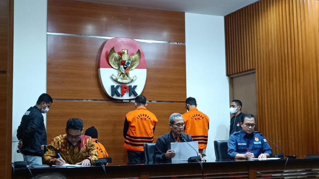 Bupati Meranti dan 2 Lainnya Jadi Tersangka Korupsi Pemotongan Anggaran