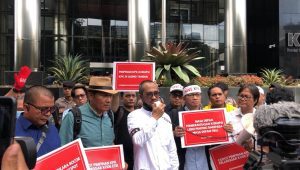 Abraham Samad protes soal kepemimpinan Firli Bahuri di depan Gedung KPK