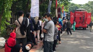 Antrean penukaran uang di halaman Masjid Istiqlal