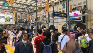 Pemudik terus padati Stasiun Pasar Senen