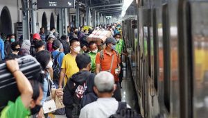 Ilustrasi pemudik di Stasiun Pasar Senen. | ist