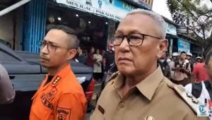 Mobil yang ditumpangi Bupati Kuningan Acep Purnama menabrak tiga orang