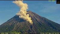Gunung Semeru muntahkan lava pijar sejauh 2 km