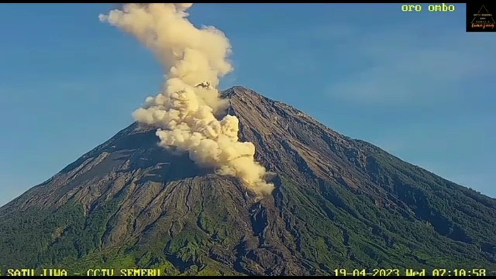 Gunung Semeru Muntahkan Lava Pijar Sejauh 2 Kilometer