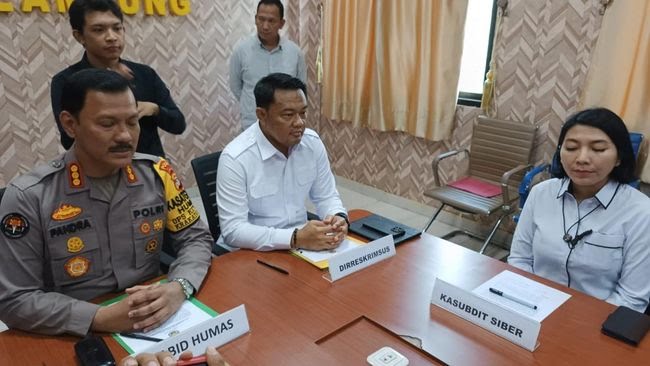 Kabid Humas Polda Lampung konferensi pers terkait penghentian kasus TikTokers Bima. | dok. Polda Lampung