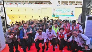 Menhub Budi Karya Sumadi lepas pemudik dengan kapal laut. | Dok Kemenhub