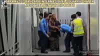 Petugas Avsec Bandara Soeta mengawal Habib Bahar bin Smith. | Tangkapan layar