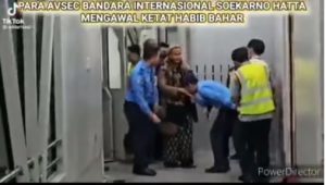 Petugas Avsec Bandara Soeta mengawal Habib Bahar bin Smith. | Tangkapan layar