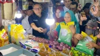 Zulkifli Hasan meninjau Pasar Wonokromo Surabaya. | ist