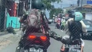 Tangkapan layar video viral pria berseragam loreng menendang pemotor ibu dan anak. | ist