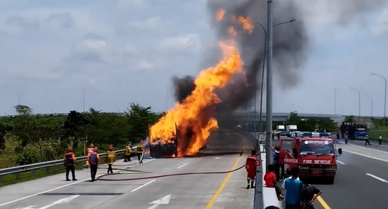 Truk Bermuatan Bahan Kimia Terbakar di Tol Pemalang 3 Orang Tewas