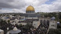 Umat Islam melaksanakan salat Jumat di luar Masjid Dome of Rock di kompleks Masjid Al-Aqsa di Kota Tua Yerusalem selama bulan suci Ramadhan, Jumat, 31 Maret 2023. | AP