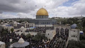 Umat Islam melaksanakan salat Jumat di luar Masjid Dome of Rock di kompleks Masjid Al-Aqsa di Kota Tua Yerusalem selama bulan suci Ramadhan, Jumat, 31 Maret 2023. | AP