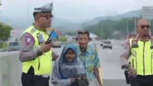 Viral pasangan lansia nyasar jalan kaki ke jalan Tol | ist