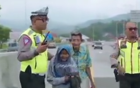 Viral Kakek Nenek Jalan Kaki di Tol Cisumdawu, Ngaku Tak Punya Ongkos
