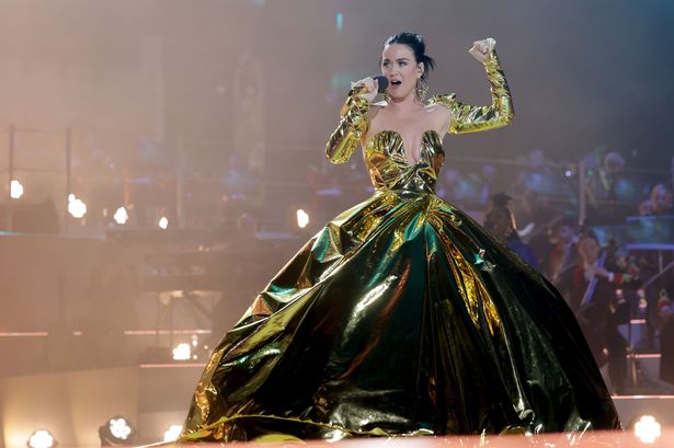 Katy Perry Tampil Memukau dengan Gaun Emas di Konser Penobatan Raja Charles III