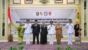 Gubernur Lampung Arinal Djunaidi (beskap hitam) foto bersama Wagub Lampung Chusnunia (busana hitam), Pj Bupati Tulang Bawang Barat Muhammad Firsada beserta istri (kanan gubernur), Pj Bupati Mesuji Sulpakar beserta istri (kiri Wagub) dan Pj Bupati Pringsewu Adi Erlansyah beserta istri (ujung kiri). | ist
