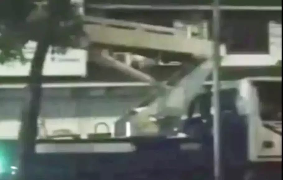Tangkapan layar video viral mobil crane Pemkot Bandar Lampung digunakan untuk memasang bendera Partai Nasdem. | ist
