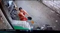 Tangkapan layar video viral aksi Emak-emak yang menyiramkan air kencing dan tinja ke rumah tetangga. | ist